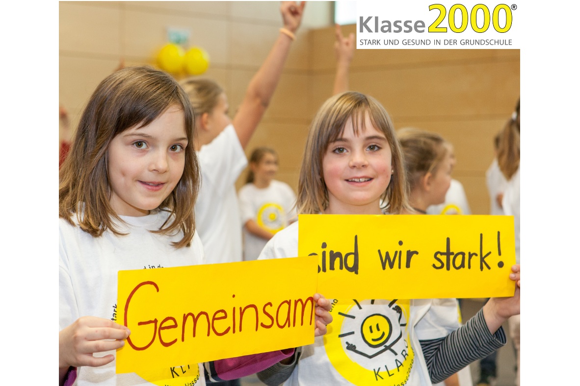 Kinder mit Klasse 2000 Plakaten
